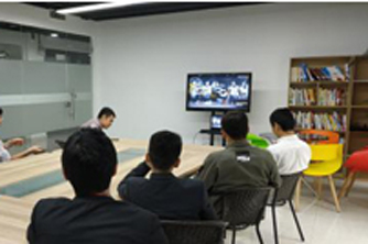 公司辦公室變身籃球場(chǎng) 員工專心看起NBA